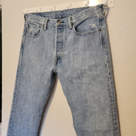 32x32 distressed Levi's Jeans - Picture 2 of 8